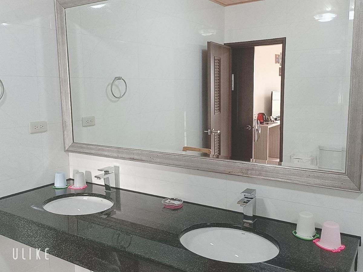 Happy Life B&B Donggang Bagian luar foto